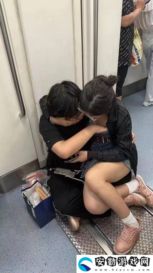 含情脈脈男朋友把舌頭都伸進我的嘴巴里了