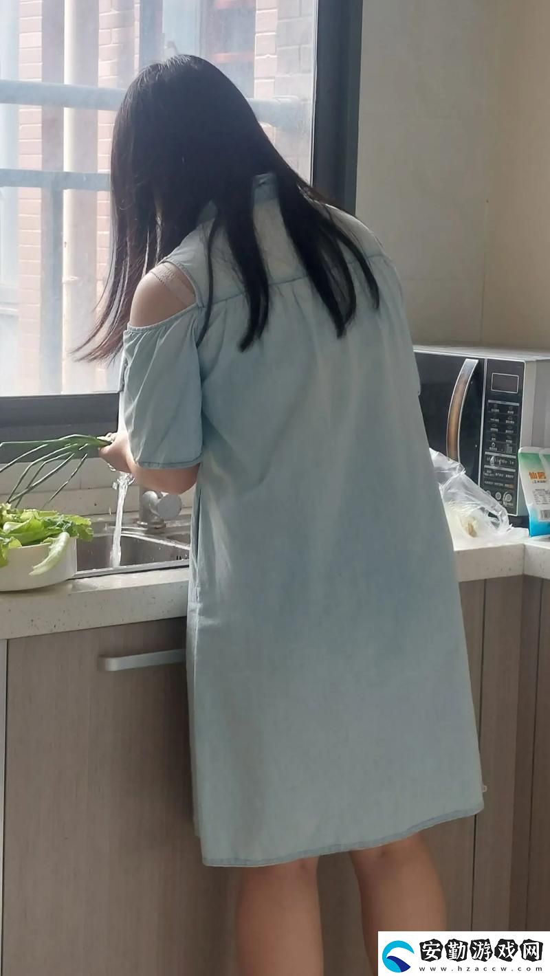 中午媽媽在廚房做飯