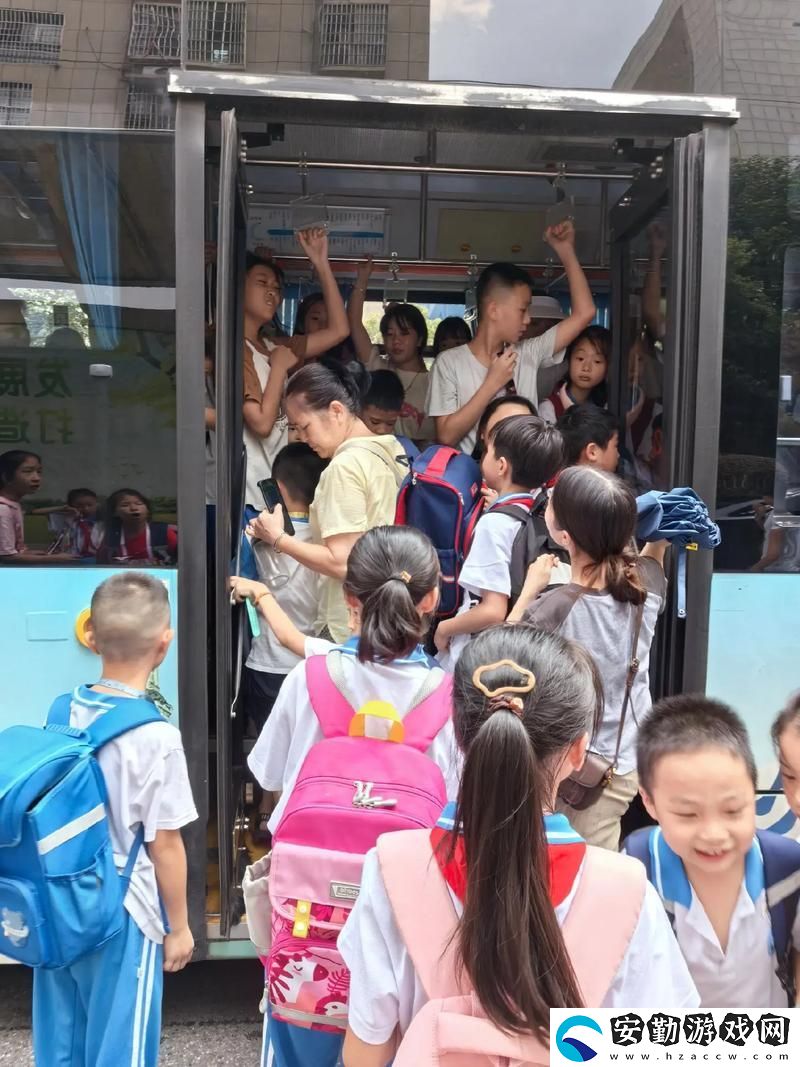 公交車(chē)上C了兩個(gè)小學(xué)生