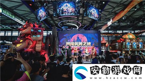 巨大魔龍吸引玩家排隊