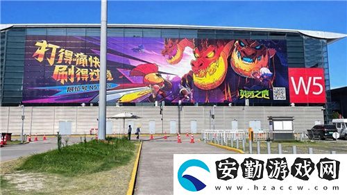 巨大魔龍吸引玩家排隊